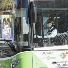 Un autobús urbano circula por las calles de Valladolid en una imagen de archivo.- J.M. LOSTAU