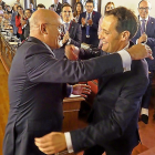 Jesús Julio Carnero y Conrado Íscar se abrazan instantes después de la toma de  posesión del alcalde de Matapozulos como presidente de la Diputación de Valladolid.-MIGUEL Á. SANTOS / PHOTOGENIC