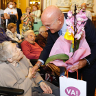 El alcalde de Valladolid, Jesús Julio Carnero, en el homenaje a personas centenarios por el Día Internacional de las Personas de Edad. -AYUNTAMIENTO VALLADOLID