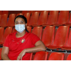 Lorena Téllez posa en las gradas del polideportivo Huerta del Rey antes de un entrenamiento. /  J.M.LOSTAU
