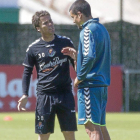 Rubi y Rueda dialogan durante el entrenamiento de ayer en los Campos Anexos.-Pablo Requejo