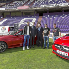 En la imagen, Tulio, Chica y Óscar. La entidad blanquivioleta y Adarsa renovaron el convenio por el que Mercedes-Benz seguirá siendo el coche oficial-Miguel Ángel Santos