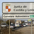 Pie de foto: Tráfico denso en la VA-113 entre la capital vallisoletana y Santovenia de Pisuerga.-J.M. LOSTAU