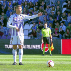 Alcaraz hace una observación antes de botar la falta que supuso el gol del Real Valladolid al Huesca.-JAVIER BARBANCHO