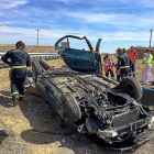 Imagen del vehículo que sufrió un vuelco ayer en la A-6, a la altura de Vega de Valdetronco.-EL MUNDO
