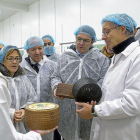 Mañueco visitando la fábrica de quesos ‘El Pastor’.-ICAL