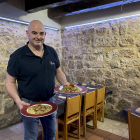 Alberto Beltrán, con una ración de patatas a la importancia y otra de menestra, en el comedor del restaurante Maño.- E.M.