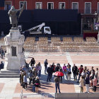 Turistas en la Plaza Mayor de Valladolid durante una visita guiada. ICAL