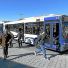 Pasajeros de un autobús urbano descienden en La Cistérniga.-EL MUNDO