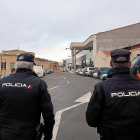 Dos agentes a la entrada del tanatorio del Camino del Cementerio, durante la operación.-MIGUEL ÁNGEL SANTOS /PHOTOGENIC