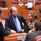 El presidente de la Junta de Castilla y León, Juan Vicente Herrera, conversa con la vicepresidenta de la Junta y consejera de Empleo, Rosa Valdeón, durante la espera del arreglo de la megafonía-ICAL