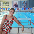 Laura, en la piscina de Huerta del Rey; al fondo, un cuadro suyo con la medalla de los Juegos de Pekín.-J. M. Lostau