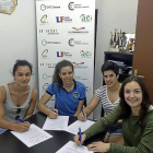 Amaia, Celia, Cristina y Teresa en el momento de estampar sus firmas.-El Mundo