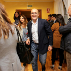 El precandidato a presidir el PP de Valladolid Jesús Julio Carnero mantiene un encuentro con afiliados del PP dentro de las actividades programadas dentro de su campaña electoral-ICAL