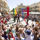 Espectáculo de teatro callejero Big Dancers de la compañía El Carromato, en la Feria de Teatro de Castilla y León de Ciudad Rodrigo (Salamanca)