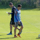 Óscar González y Gaizka Garitano se cruzan durante el entrenamiento de ayer en los campos Anexos-Pablo Requejo