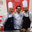 Alejandro San José, muestra su tapa, junto a dos profesores de la Escuela de Cocina. / D.M.