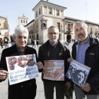 Los ex dirigentes del PCE en Valladolid Javier Fernández, Ángel Martínez de Paz y César de Prada, a pocos paso de donde se encontraba el Gobierno civil, donde tantas veces pidieron permiso para manifestarse.-J.M.LOSTAU