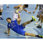 Álvaro Martínez intenta lanzar desde el suelo en un partido de Liga ante Ademar. / EL MUNDO