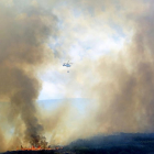 Un helicóptero durante las labores de extinción  del incendio que desde el lunes permanece activo en Encinedo, en la comarca de La Cabrera..-ICAL