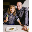 Los cocineros Yolanda León y Juanjo Pérez han convertido su restaurante Cocinandos de León en un lugar de imprescindible para degustar una cocina de autor creada sobre las raíces de su tierra. Desde el año 2003, la originalidad y armonía de los platos ha sido una constante en su propuesta innovadora. La estrella Michelin que luce es un reconocimiento merecido a un trabajo serio y constante.