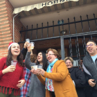 Los vecinos de San Román de Hornija celebran el premio conseguido.-MIGUEL ÁNGEL SANTOS