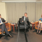 El secretario de Estado de Hacienda, Miguel Ferre, y la consejera Pilar del Olmo, en un debate sobre fiscalidad mdoerado por Pablo R. Lago (izquierda), director del EL MUNDO DE CASTILLA Y LEÓN-J.M.Lostau