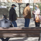 Un grupo de personas en una calle de Valladolid. / E.M.