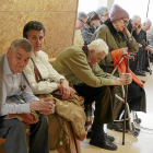 Decenas de personas, en gran parte mayores, esperan pacientes a que les toque su turno en una consulta del centro de salud de Plaza del Ejército-J.M.Lostau