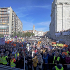 Numerosas personas se reúnen en la plaza de Portugalete, junto a la Catedral de Valladolid, para defender la sanidad pública.-JOSE C. CASTILLO