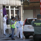 evantamiento de los cadáveres de un hombre y una mujer que han aparecido,en el interior de un bar, con signos de violencia en Guardo (Palencia)-Ical