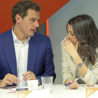 Albert Rivera dialoga con Inés Arrimadas, en un momento de la reunión de la directiva de Cs en Madrid.-ICAL