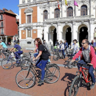 Los concejales María Sánchez, Ana Redondo y Luis Vélez, en bici por la Plaza Mayor.-Ical