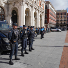 Minuto de silencio por los guardias civiles de Barbate en la plaza Mayor de Valladolid - ICAL