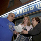 Andrés Adán, María Teresa Ares y Pilar Sánchez, delante de la oficina de Allianz, en la Flecha.-Alberto Mingueza