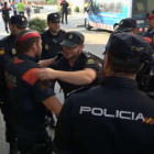 Mossos y Policias se abrazan en Pineda ante la marcha de estos últimos-EL PERIÓDICO