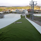 Meseta Sport ayer, con la pista de nieve sintética, zona verda, remonte y edificios de servicios al fondo.-J.M.LOSTAU