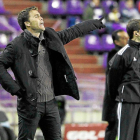 Rubi da instrucciones en un momento del partido-J.M.Lostau
