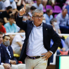 Paco García parece enseñar el camino del playoff a sus jugadores. / J. M. LOSTAU