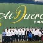 La plantilla y directiva del Recoletas Atlético Valladolid ayer en su visita a la Almazara Oliduero en Medina.-EL MUNDO