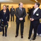 El presidente de la Junta de Castilla y León Juan Vicente Herrera; el antiguo presidente de EFCL, Alfonso Jiménez; y la vicepresidenta de la Junta de Castilla y León, Rosa Valdeón, esperan la llegada del nuevo presidente de EFCL, José Miguel Isidro.-ICAL