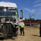 El tren Alvia con recorrido entre Santander y Alicante colisionó esta mañana, a las 9.30 horas, con un camión en el paso a nivel