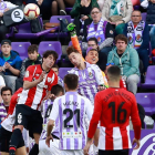 Masip despeja con el puño un centro al área y choca con Calero con San José a su lado.-J.M. LOSTAU
