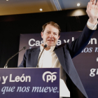 Alfonso Fernández Mañueco celebra su victoria en las elecciones de Castilla y León.