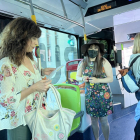 Actividades previas a la Feria del Libro en los buses urbanos. / E. M.