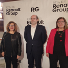 José González Para, director del Centro I+D+i de Renault Group Valladolid, junto con Teresa Riesgo, secretaria general de Innovación del Ministerio del ramo (dcha), y Charo Chávez, concejal de Innovación (izda). - EUROPA PRESS