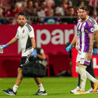 Luis Pérez se retira lesionado en Girona. / RV / I. SOLA