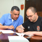 Dani Gordo, firmando su nueevo contrato con el Al Ahly de Egipto. / EL MUNDO
