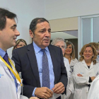 David Pacheco, responsable de la unidad de trasplante hepático, junto a Antonio Sáez Aguado, consejero de Sanidad, y el resto del equipo médico que participó en la intervención.-ICAL