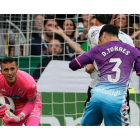 Masip atrapa el balón durante el último partido del Real Valladolid en El Sardinero. / LALIGA